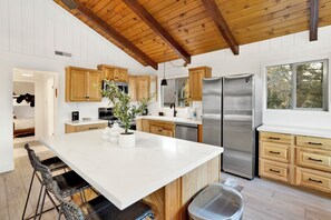 Stuga - flera sängar - bubbelpool - utsikt mot bergen (2372) | Eget kök | Kaffe- och tebryggare