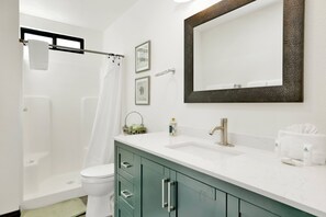 Kabin, Beberapa Tempat Tidur, hot tub, pemandangan gunung (2344) | Kamar mandi | Perlengkapan mandi desainer, handuk, dan tisu toilet