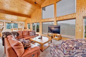 Hytte, flere senger, terrasse, fjellutsikt (2233) | Oppholdsområde