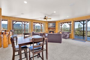 Hytte, flere senger, terrasse, fjellutsikt (2206) | Spiseområde på rommet