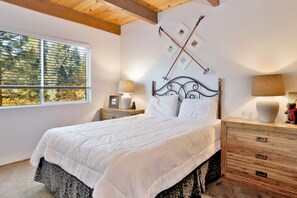 Cabin, Multiple Beds, Patio, Mountain View (1983) | 4 bedrooms, individually decorated, individually furnished, bed sheets - Chipmunk Treehouse #1983 (Big Bear Lake)