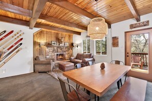 Cabaña, varias camas, patio, vista a la montaña (1983) | Interior