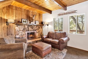 Cabaña, varias camas, patio, vista a la montaña (1983) | Área de sala de estar | Chimenea