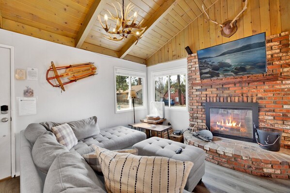 小屋, 多張床, 熱水浴缸, 山景 (2294) | 起居區