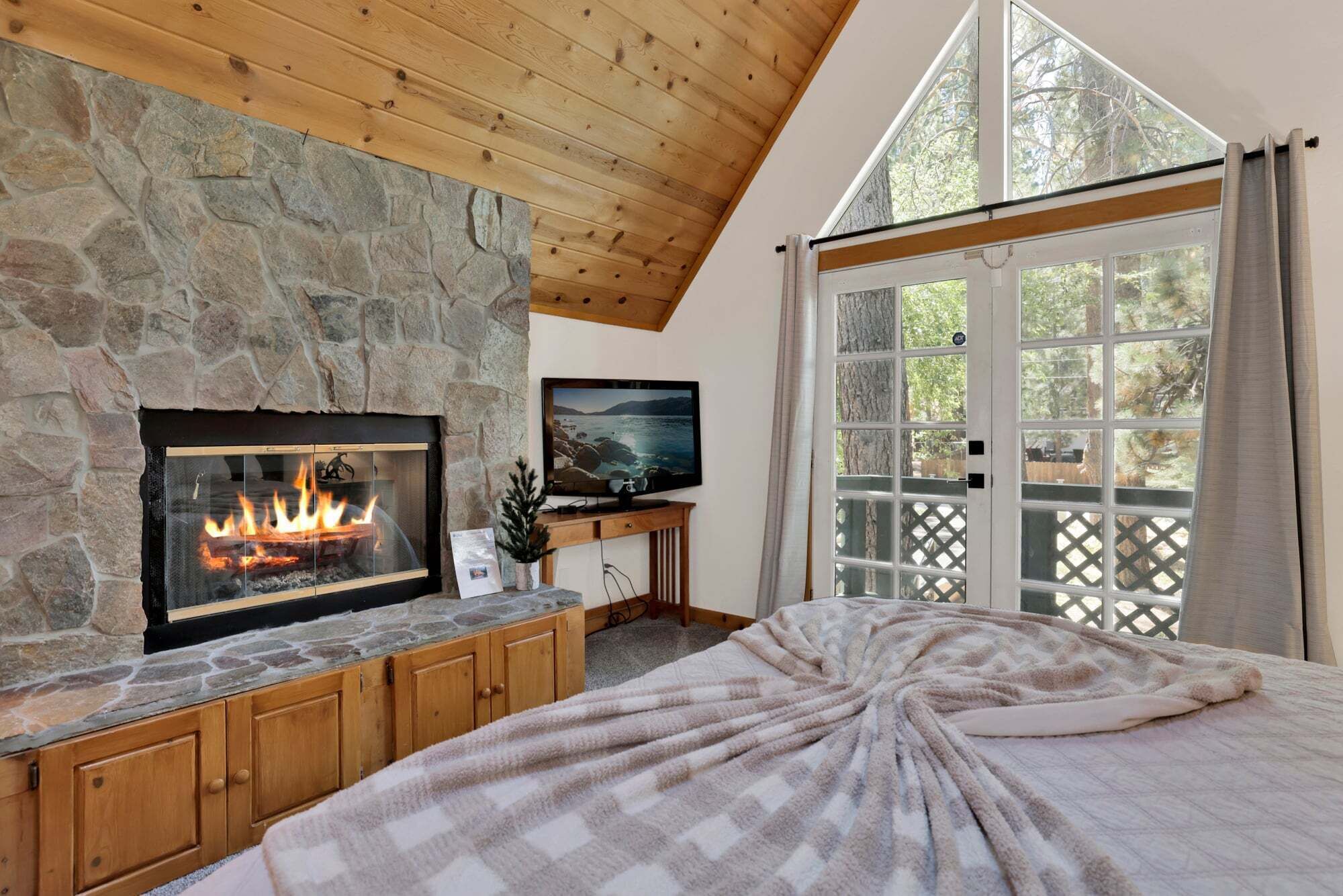 Cabin, Multiple Beds, Hot Tub, Mountain View (2293) | 3 bedrooms, individually decorated, individually furnished, bed sheets