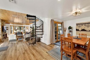Cabane, plusieurs lits, bain à remous, vue montagne (2293) | Restauration