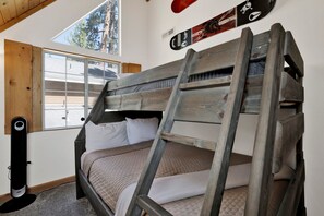 キャビン ベッド (複数台) スパ浴槽 マウンテンビュー (2293) | 3 室のベッドルーム、客室ごとに異なる装飾、客室ごとに異なるインテリア、ベッドシーツ