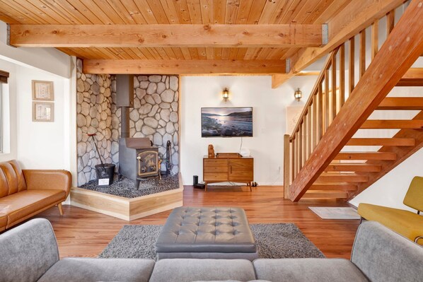 小屋, 多張床, 庭院, 山景 (1980) | 起居區 | 壁爐