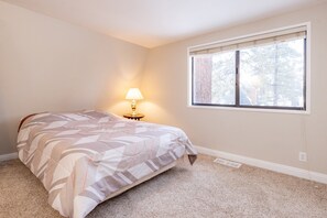 Ferienhütte, Mehrere Betten, Whirlpool, Bergblick (1958) | 2 Schlafzimmer, individuell dekoriert, individuell eingerichtet