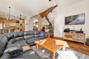 Hytte, flere senger, spabadekar, fjellutsikt (2202) | Oppholdsområde