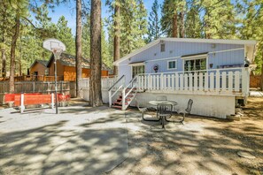 Outdoor dining - Cozy Summit #2222 (Big Bear Lake)