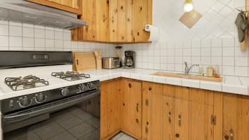 Cabana, diversos llits, pati, vistes a la muntanya (2222) | Cuina privada | Cafetera i tetera