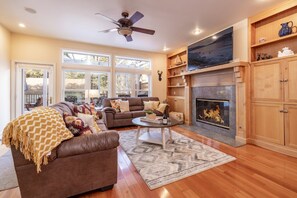 Ferienhütte, Mehrere Betten, Whirlpool, Bergblick (1989) | Wohnbereich