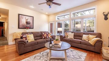 Cabin, Multiple Beds, Hot Tub, Mountain View (1989) | Living area