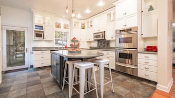 Cabin, Multiple Beds, Hot Tub, Mountain View (1989) | Private kitchen | Coffee/tea maker