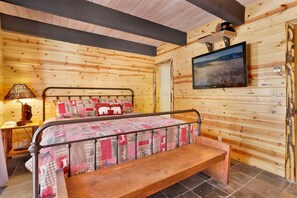 Condo, nhiều giường, sân hiên, quang cảnh sông (2278) | 2 phòng ngủ, trang trí khác biệt 