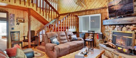 Cabaña, varias camas, hidromasaje, vista a la montaña (2318) | Área de sala de estar | Chimenea