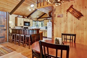 Stuga - flera sängar - bubbelpool - utsikt mot bergen (2318) | Matservice på rummet