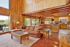 Cabaña, varias camas, patio, vista a la montaña (2312) | Área de sala de estar | Chimenea 