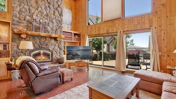 Cabaña, varias camas, patio, vista a la montaña (2312) | Área de sala de estar | Chimenea