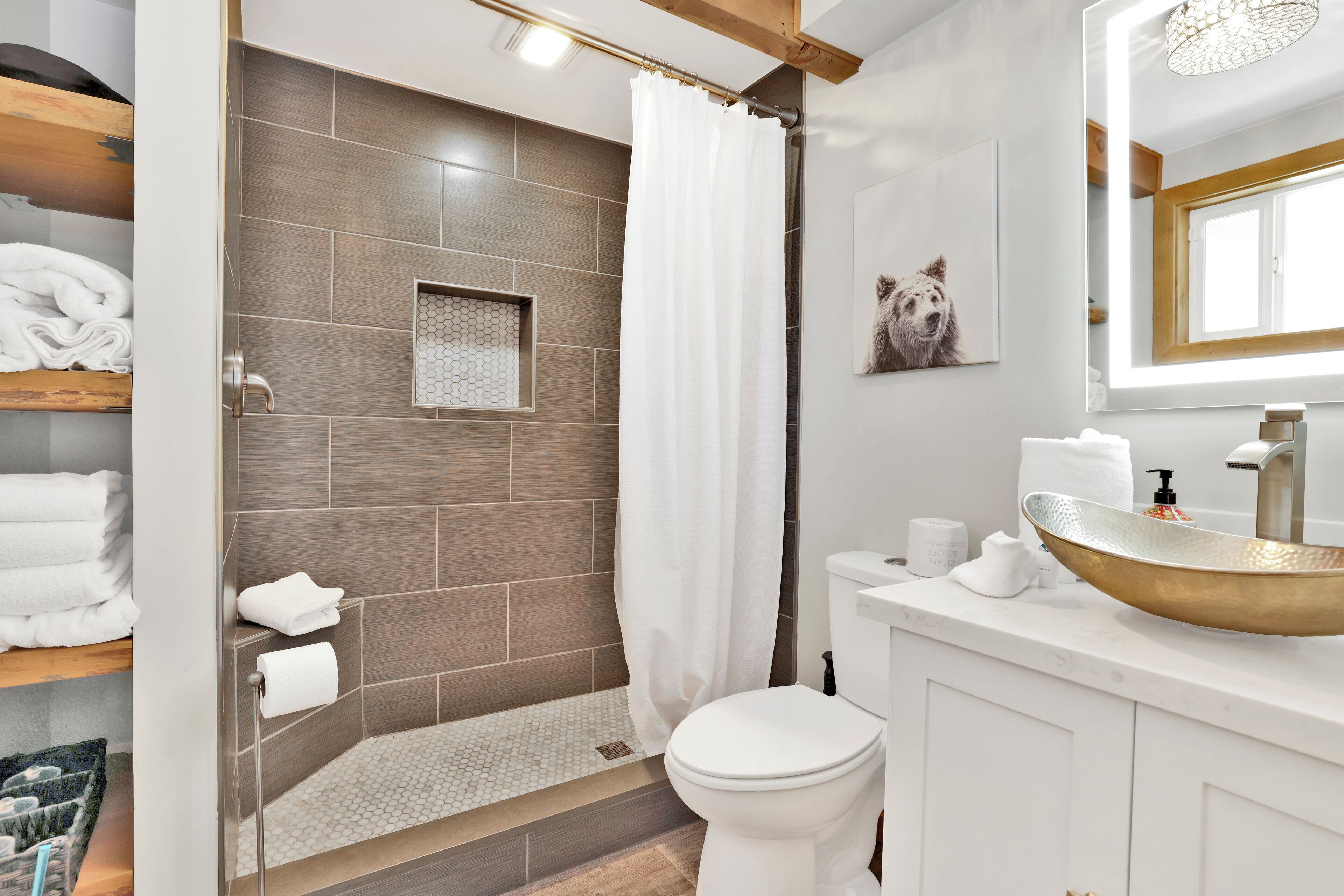 Ein modernes Badezimmer mit Dusche, Toilette und Waschbecken.