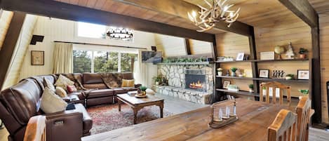 เคบิน, หลายเตียง, อ่างน้ำร้อน, วิวภูเขา (2066) | บริเวณนั่งเล่น | เตาผิง