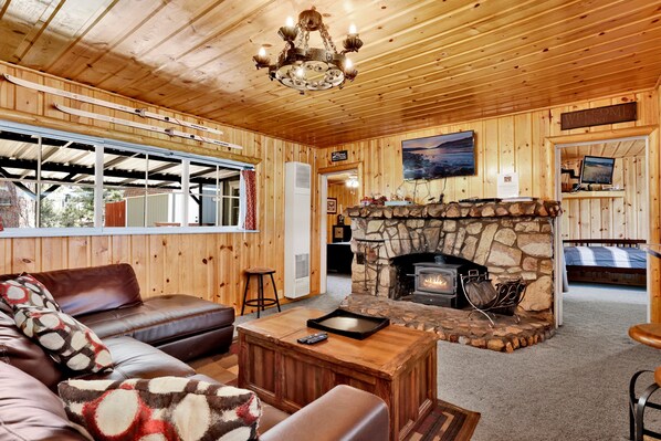 บ้านพัก, หลายเตียง, อ่างน้ำร้อน (1897) | บริเวณนั่งเล่น | เตาผิง