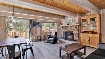 小屋, 多張床, 庭院, 山景 (2235) | 起居區 | 壁爐