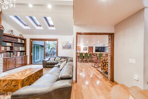 เคบิน, หลายเตียง, อ่างน้ำร้อน, วิวภูเขา (2008) | บริเวณนั่งเล่น | เตาผิง