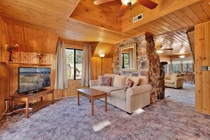 Cabana, várias camas, varanda, vista para a montanha (2296) | Área de estar | Lareira