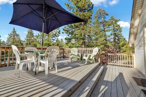 Outdoor dining - Pine Nest#2296 (Big Bear Lake)