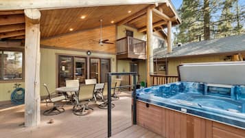 Huisje, meerdere bedden, hot tub, uitzicht op bergen (2012) | Buiten dineren