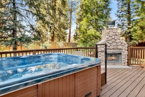 Cabin, Multiple Beds, Hot Tub, Mountain View (2012) | Outdoor spa tub