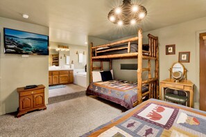 キャビン ベッド (複数台) スパ浴槽 マウンテンビュー (2012) | 4 室のベッドルーム、客室ごとに異なる装飾、客室ごとに異なるインテリア、ベッドシーツ