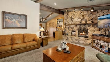 Huisje, meerdere bedden, hot tub, uitzicht op bergen (2012) | Woonruimte | Een open haard