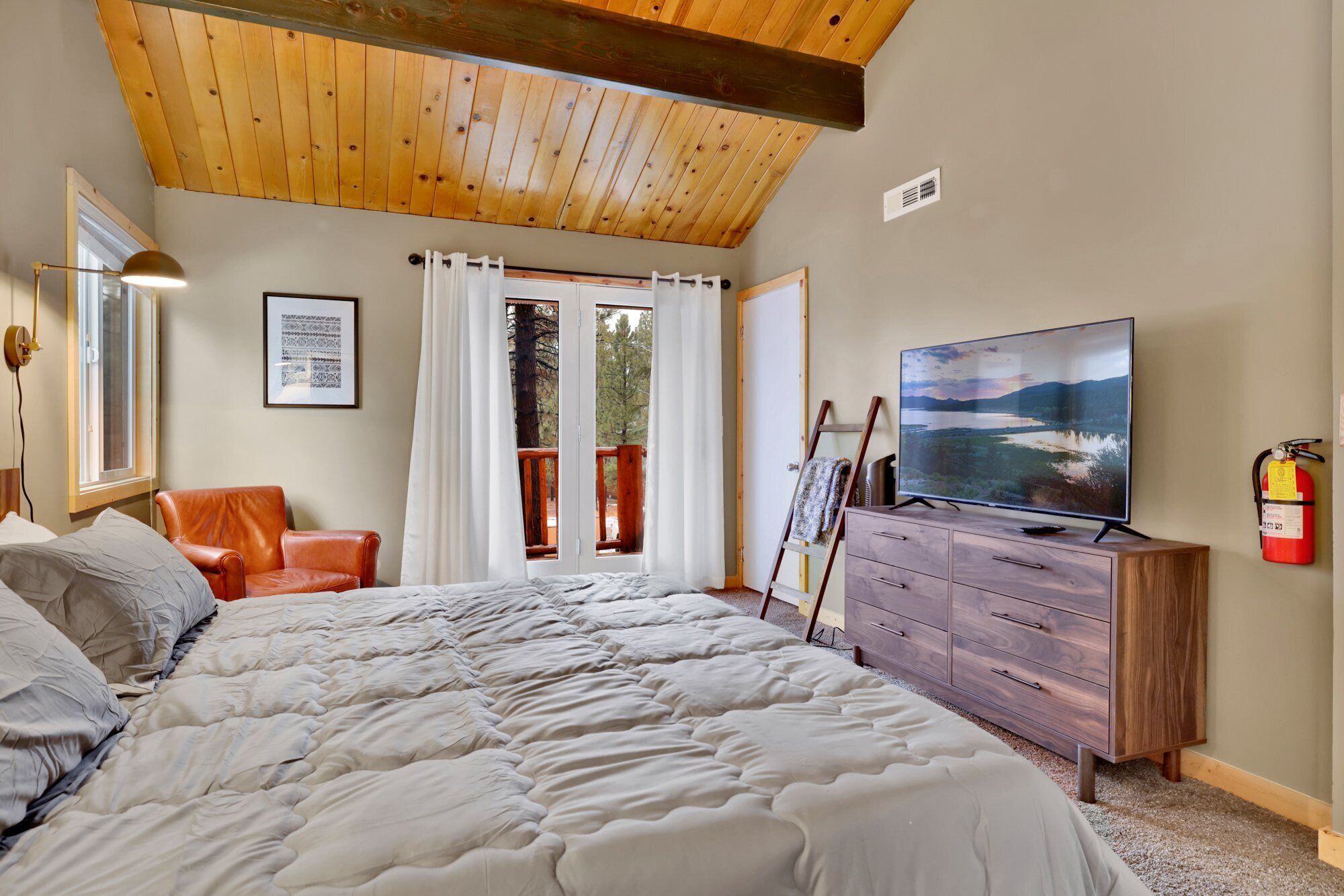 Cabin, Multiple Beds, Hot Tub, Mountain View (2061) | 3 bedrooms, individually decorated, individually furnished, bed sheets