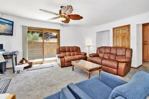 Hytte, flere senger, spabadekar, fjellutsikt (2328) | Oppholdsområde