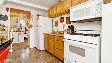 Refrigerador, horno, placa de cocina, cafetera/tetera