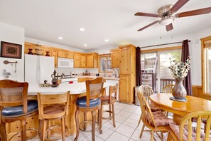 Private kitchen - Minton Pearl #2303 (Big Bear City)