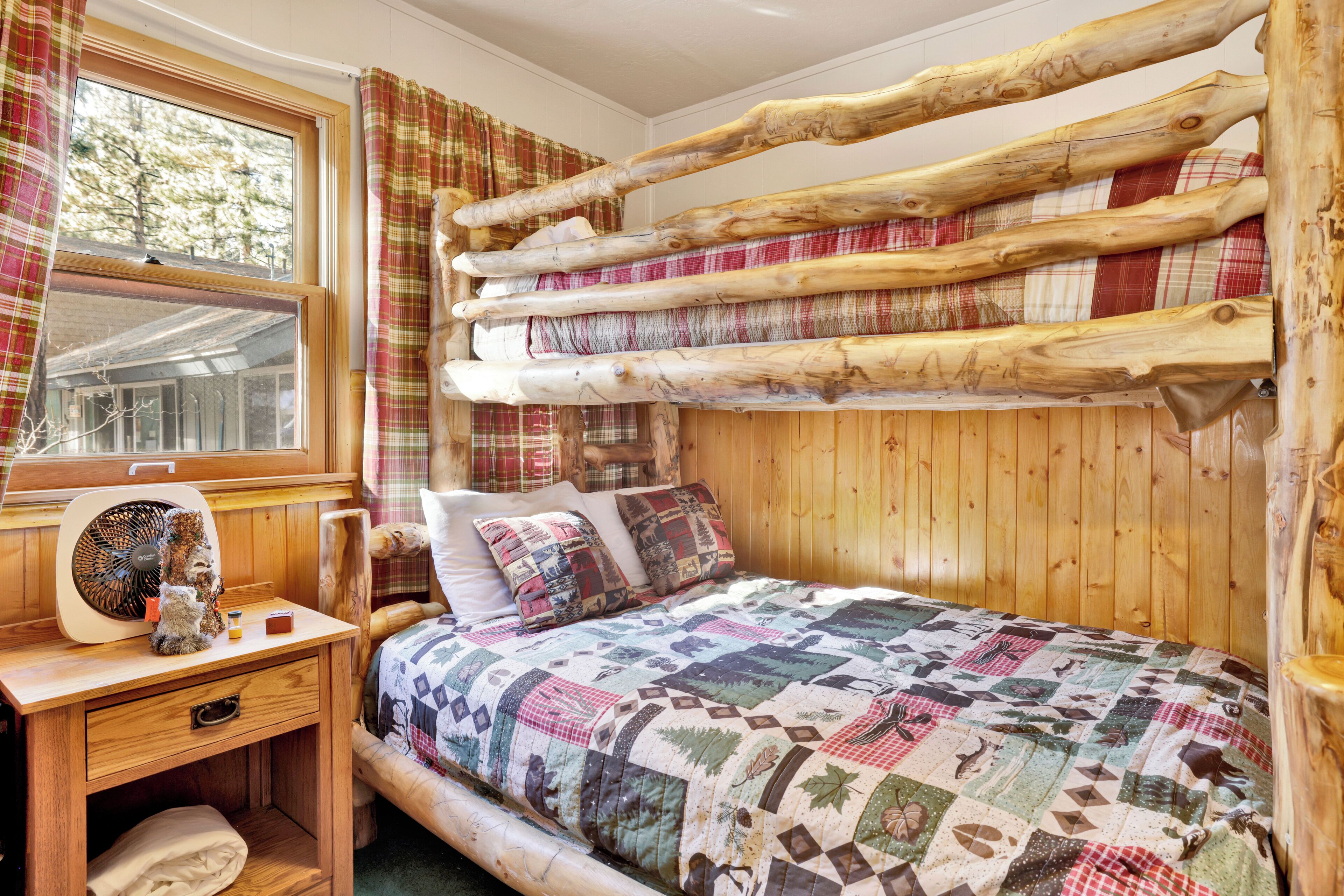 Ferienhütte, Mehrere Betten, Whirlpool, Bergblick (2395) | 2 Schlafzimmer, individuell dekoriert, individuell eingerichtet