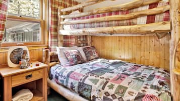 Ferienhütte, Mehrere Betten, Whirlpool, Bergblick (2395) | 2 Schlafzimmer, individuell dekoriert, individuell eingerichtet