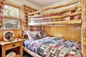 Cabane, plusieurs lits, bain à remous, vue montagne (2395) | 2 chambres, décoration personnalisée, ameublement personnalisé