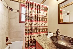 Cabaña, varias camas, hidromasaje, vista a la montaña (2395) | Baño | Amenidades de baño de diseñador, toallas, papel de baño