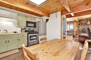 Cabana, várias camas, banheira de imersão, vista para a montanha (2393) | Cozinha privada | Cafeteira/chaleira