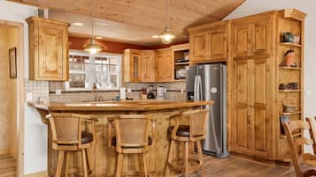 Cabin, Multiple Beds, Patio, Mountain View (2005) | Private kitchen | Coffee/tea maker