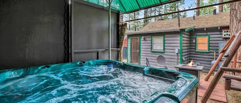 Cabane, plusieurs lits, bain à remous, vue montagne (2295) | Intérieur