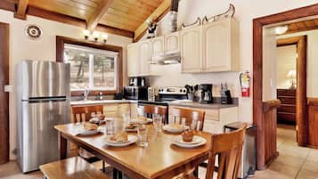 Baita, letti multipli, idromassaggio, vista montagna (2020) | Cucina privata | Macchina per tè/caffè