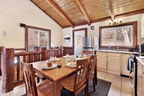 Cabaña, varias camas, hidromasaje, vista a la montaña (2020) | 3 habitaciones, decoración personalizada y muebles diferentes