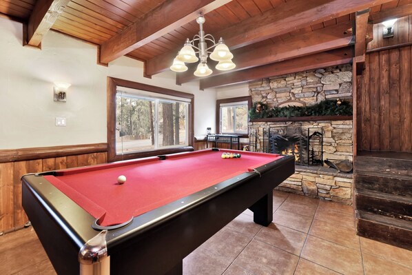 Chalet rustique, Plusieurs lits, baignoire à remous, vue sur la montagne (2020) | Salle de jeux
