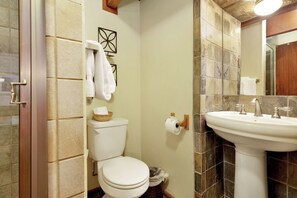 Huisje, Meerdere bedden, bubbelbad, uitzicht op bergen (2020) | Badkamer | Designer toiletartikelen, handdoeken, toiletpapier